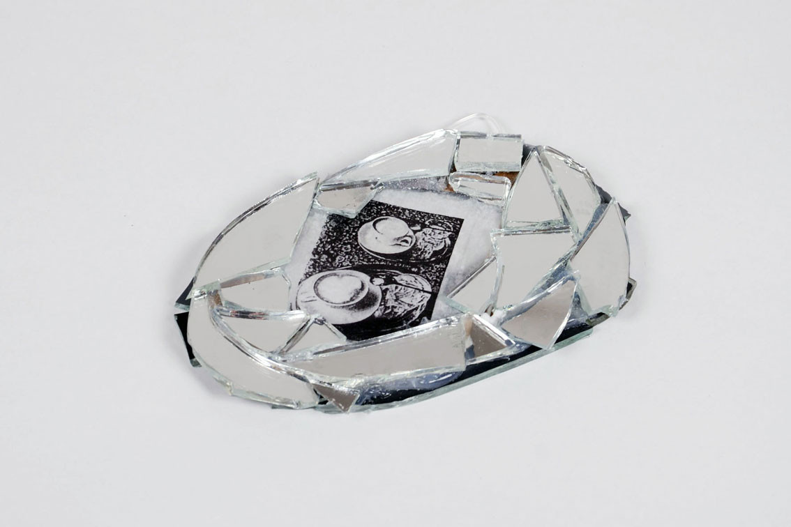 „zwei Mocca reflection“, Seite1, Prints auf Akryl, Spiegelsplitter, Silikon, 13 x 8,9 x 1 cm, ICW und Leslie Fry, 2009