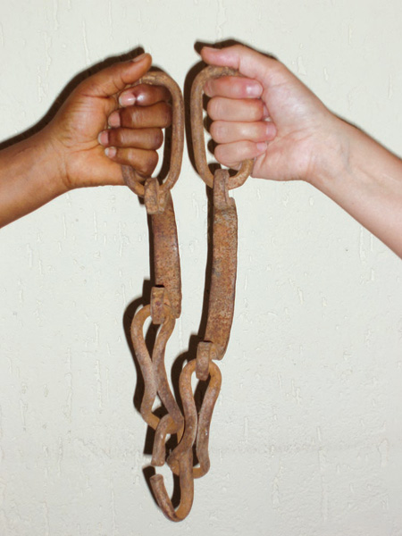 chains, C-print hinter Akryl, 30 x 40cm, ICW und Ndidi Dike, 2006