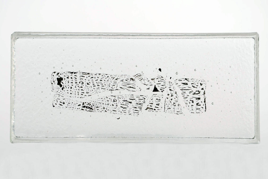 Triptychon der Spiegelglasschmelze, geschmolzener Spiegel in Glas: 18 x 7,9 x 1 cm, ICW, 2007