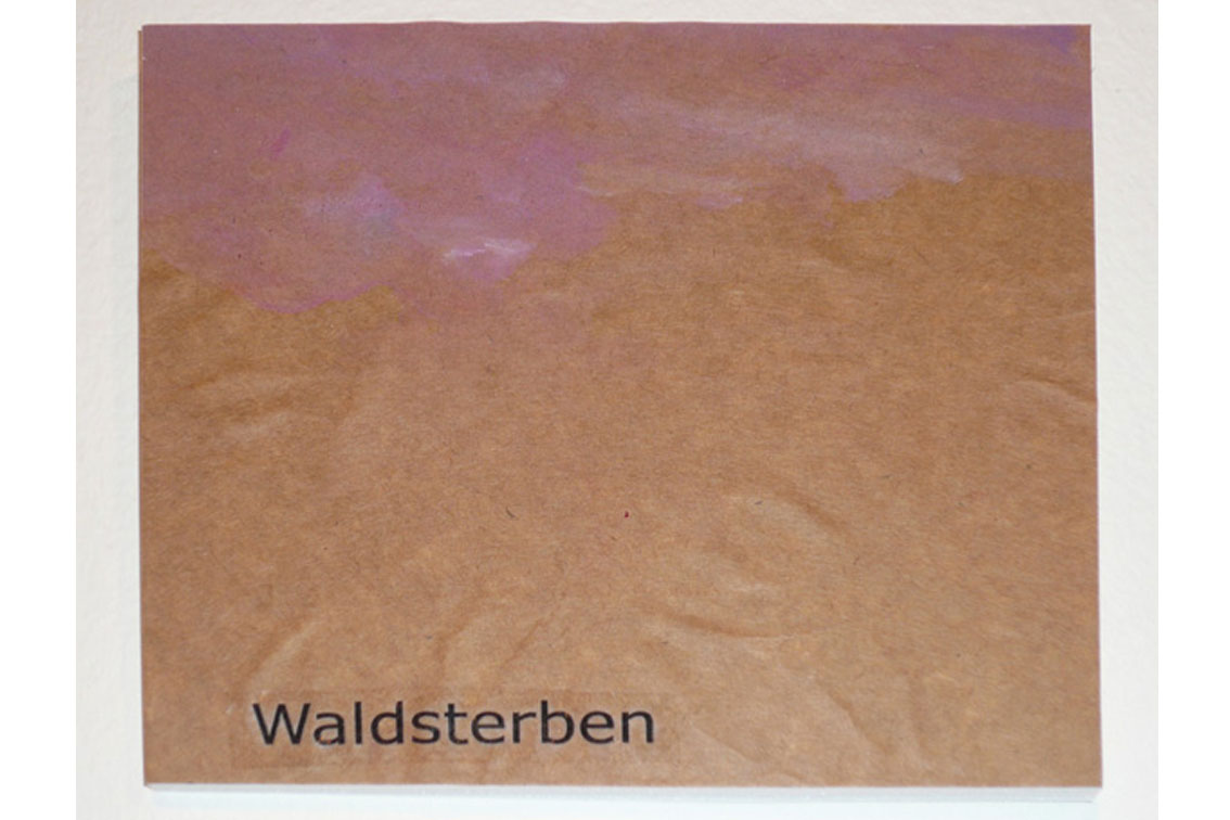 OK – Waldsterben, Zeichnung auf Papier, mit Begriffen auf Klebeband und Papier, auf einer Platte befestigt, ICW und Leslie Fry, 2009