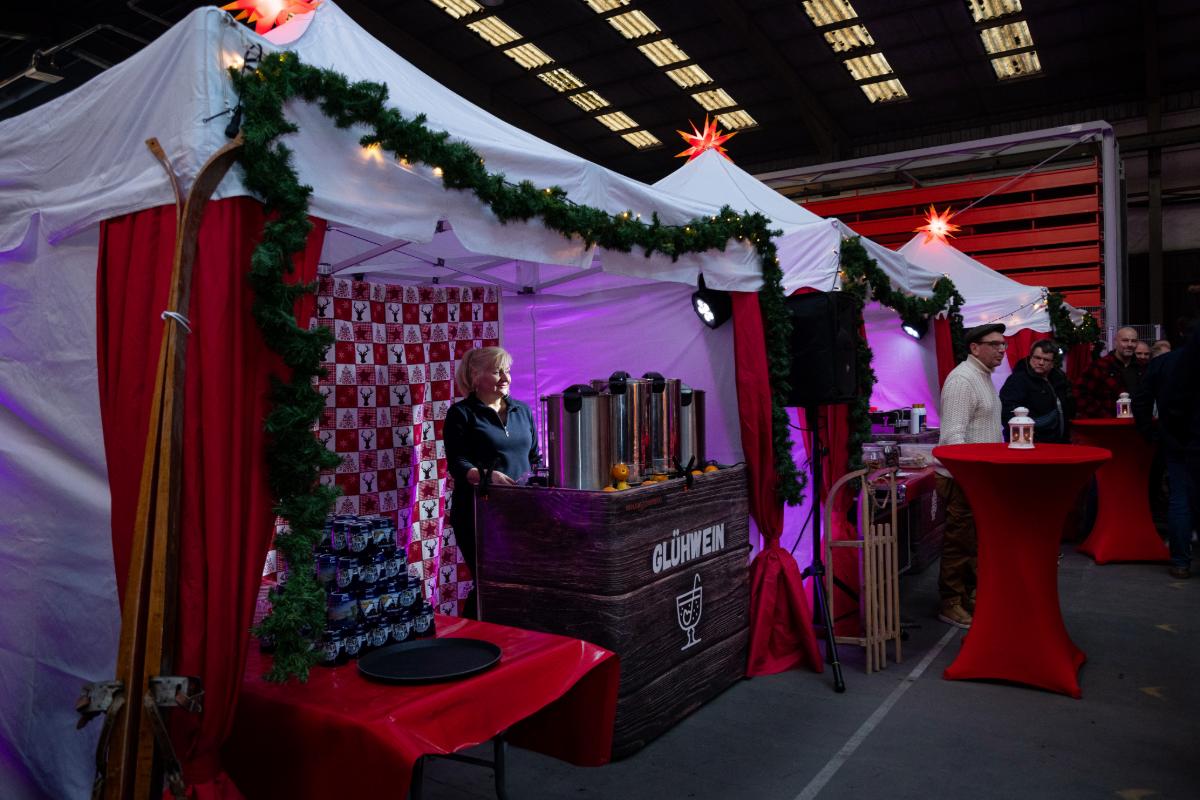 <h2>Weihnachtsmarkt in der Halle? Klar, das geht!</h2> Wir verwandeln jede Indoor-Location in ein festliches Winterwunderland.