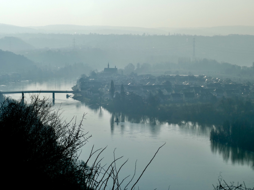 Morgennebel über dem Rheintal 