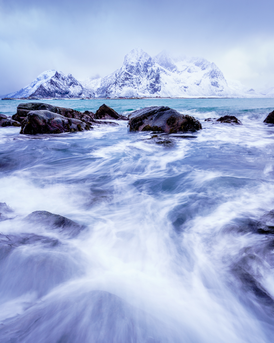 Lofoten - Ausblick auf die verschneiten Berge am Strand von Vareid