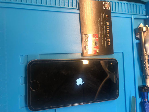 Micro Soudure Carte Mere iPhone 16 Pro Max Bloque Sur La Pomme