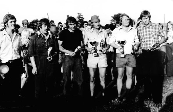 Foto: ACC Kirchwistedt - Siegerehrung beim Stoppelfeldslalom in Hellingst in den 70-ern