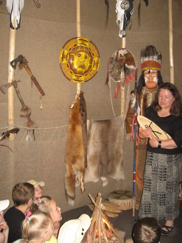 Kelmės krašto muziejuje edukacinis užsiėmimas "Indėnų buitis ir žaidimai". Vigvame.