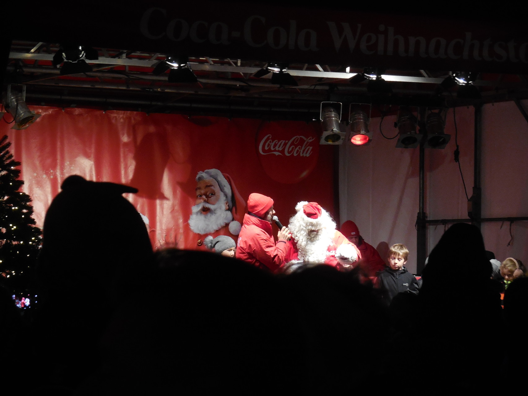 Auf der Bühne erscheint der Weihnachtsmann.