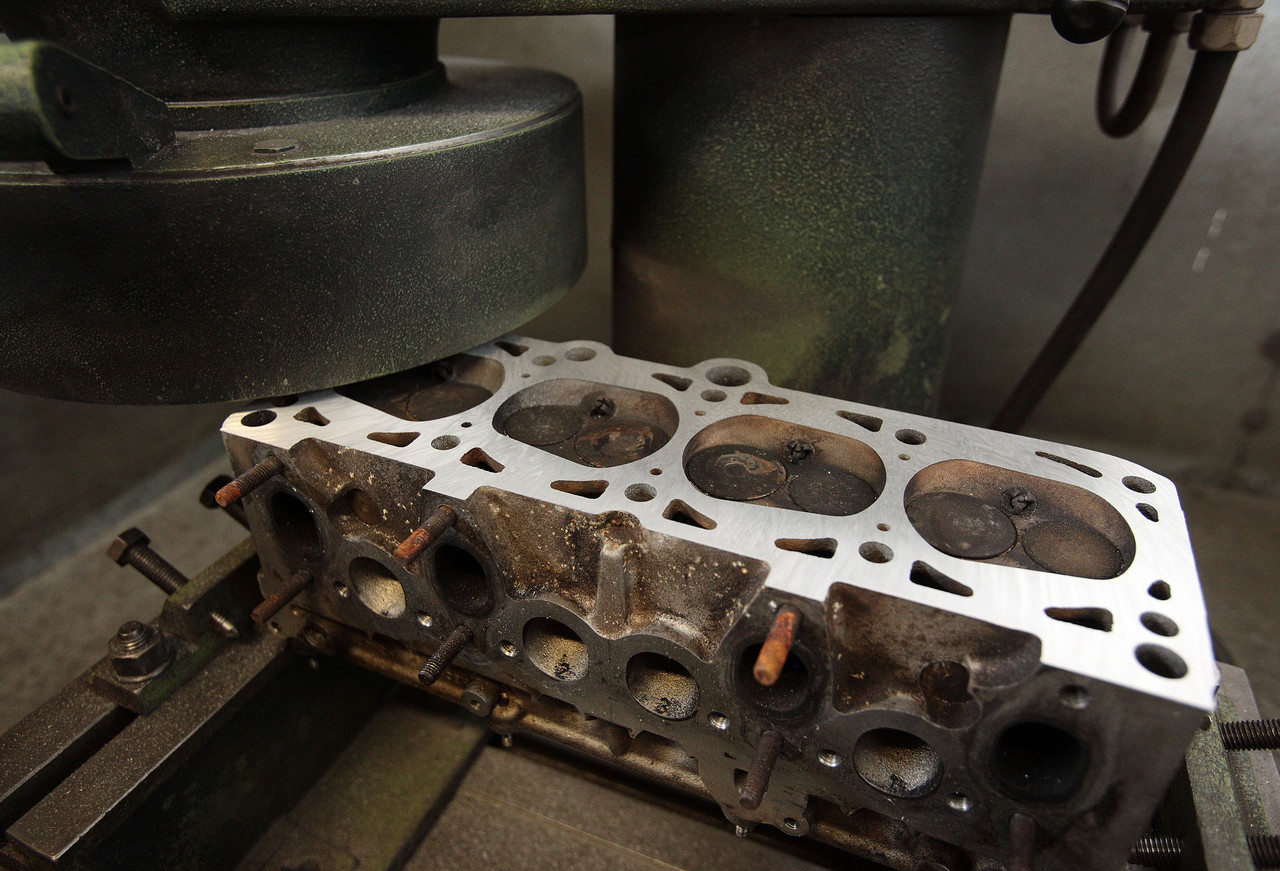 Zylinderkopf planen - JS Automobiltechnik in Essen-Bergerhausen