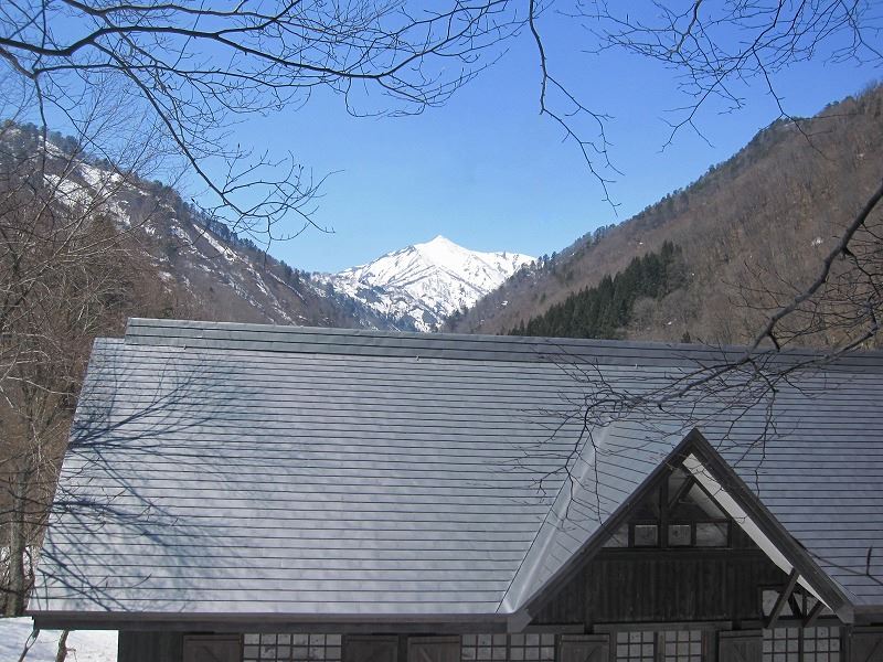 朝日鉱泉正面の大朝日岳も深い雪に覆われています