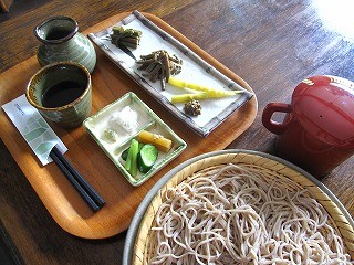 朝日鉱泉食事　山菜ざるそば