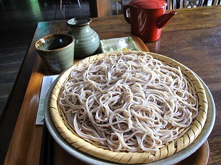 ▲朝日連峰の湧水と自家製粉そば粉を使った信州戸隠仕込みの純手打ちそば