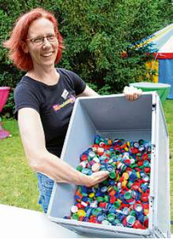 Sandra Uhlich zeigt die Plastik-Deckel, die für einen guten Zweck gesammelt wurden.