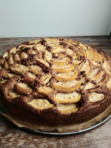 Apfel-Hanf-Kuchen mit Zimt, Hanfsamen und Goji Beeren Rezept vegan, zuckerfrei, glutenfrei