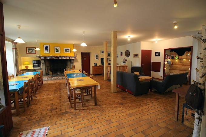 La Maison Despourrins, gîte en vallée d'Aspe, dispose d'une spacieuse salle à manger avec cheminée et d'un joli salon. 