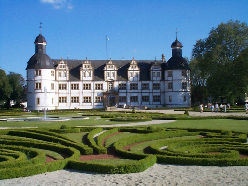 11                       Schloss Neuhaus