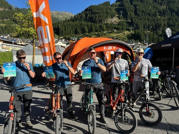 Die fünf vom Team i:SY voller Freude und Adrenalin nach dem erfolgreichen Rennen.