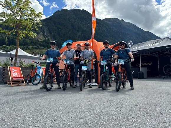 Auch Till Kaletsch, Marketing Manager von i:SY, feuert das Team i:SY (Theo Wiegand, Niklas Roelofsen, Frank Troffer, Matthias Diener und Matthias Neufang, (v.l.n.r) vor Ort mit an.