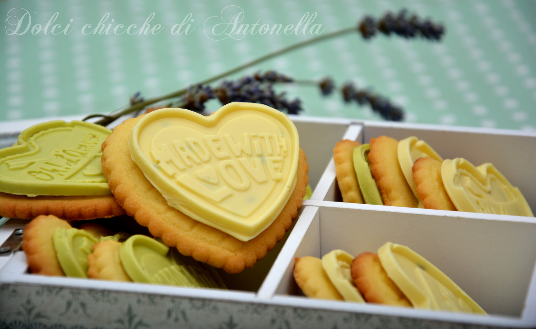 Biscotti con cioccolato bianco e lavanda, cioccolato bianco e pistacchio