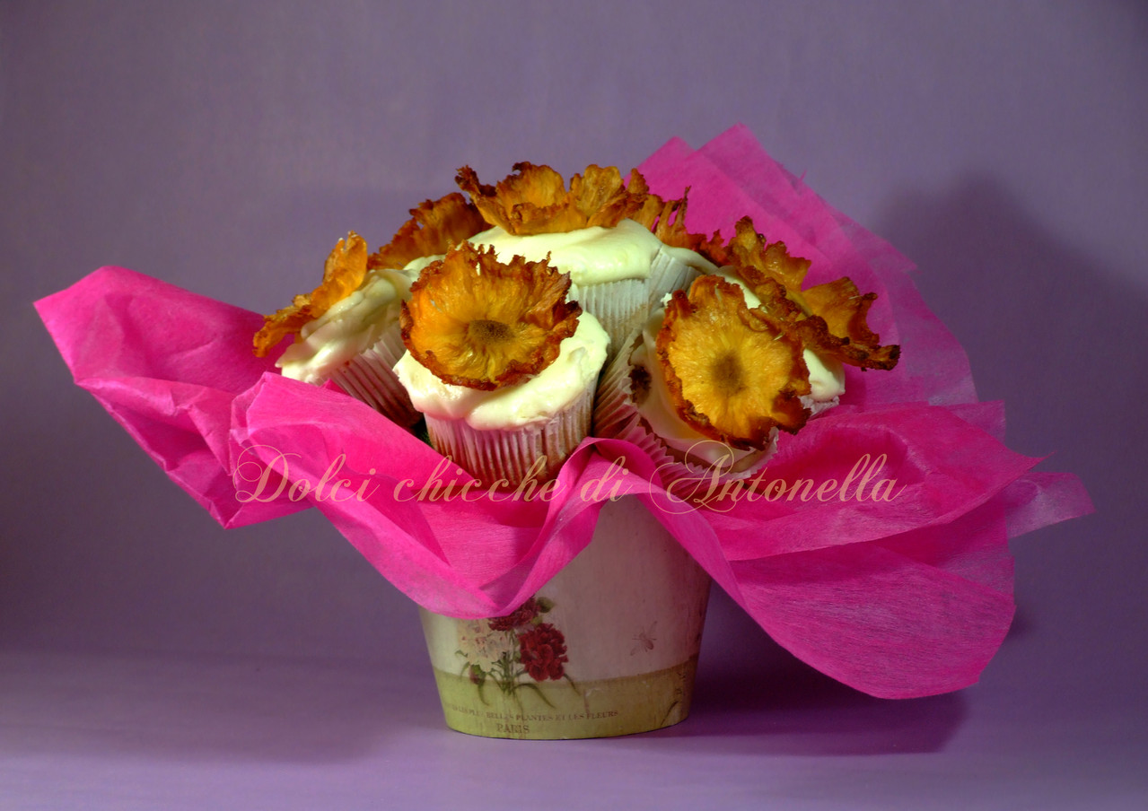 Bouquet fiorito: Cupcakes alle castagne con farcitura interna al cioccolato fondente e frosting superiore al cioccolato bianco. Fiori homemade.