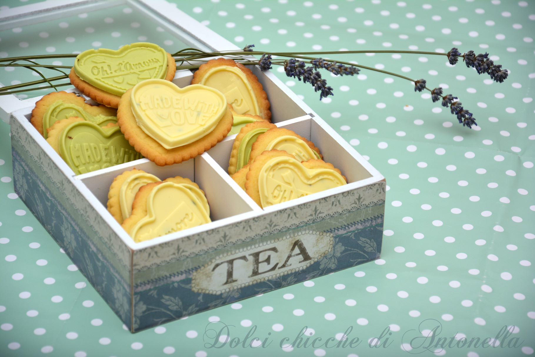 Biscotti con cioccolato bianco e lavanda, cioccolato bianco e pistacchio