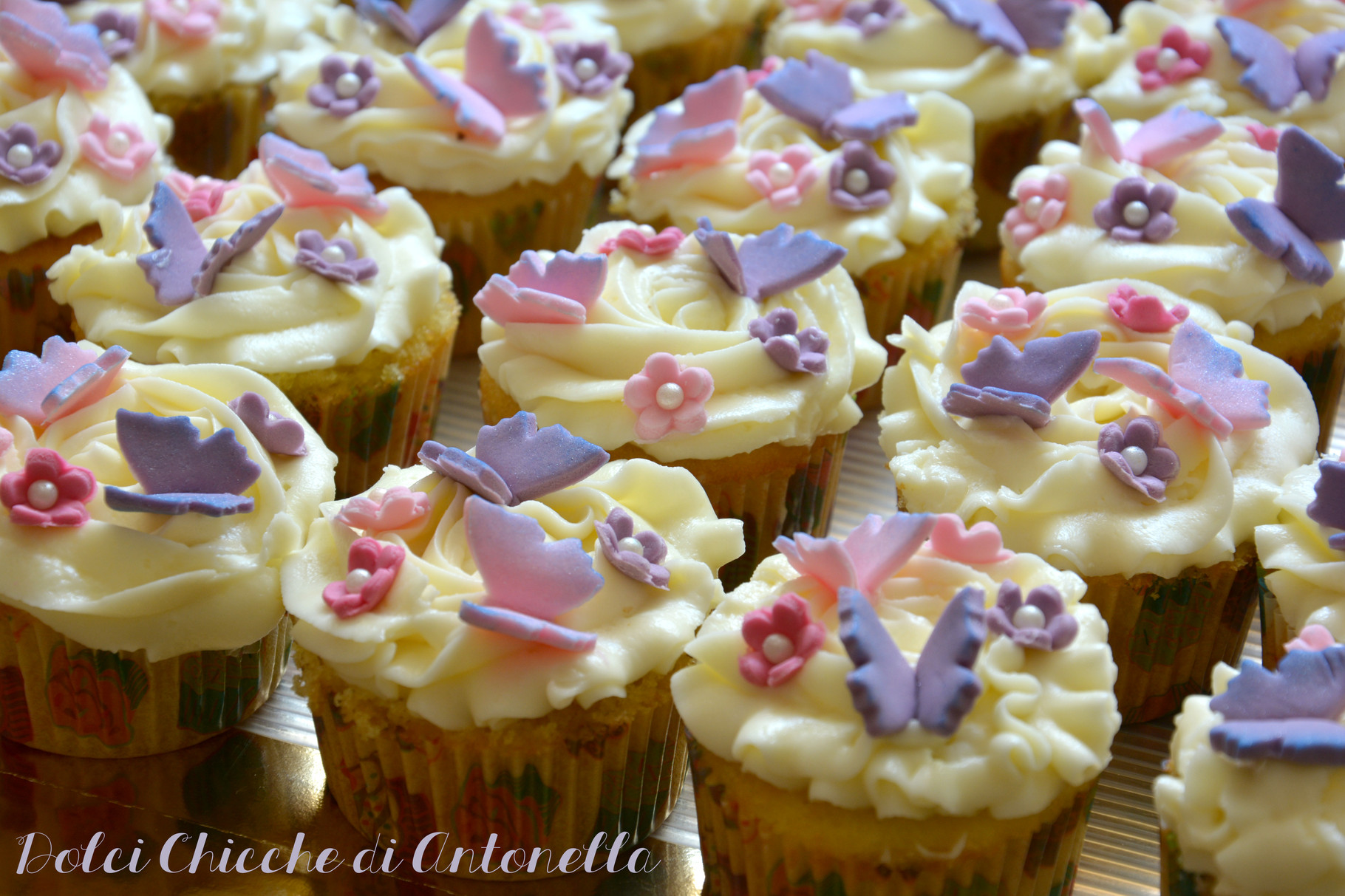 Cupcakes Battesimo Viola, alla vaniglia con decorazioni in pasta di zucchero