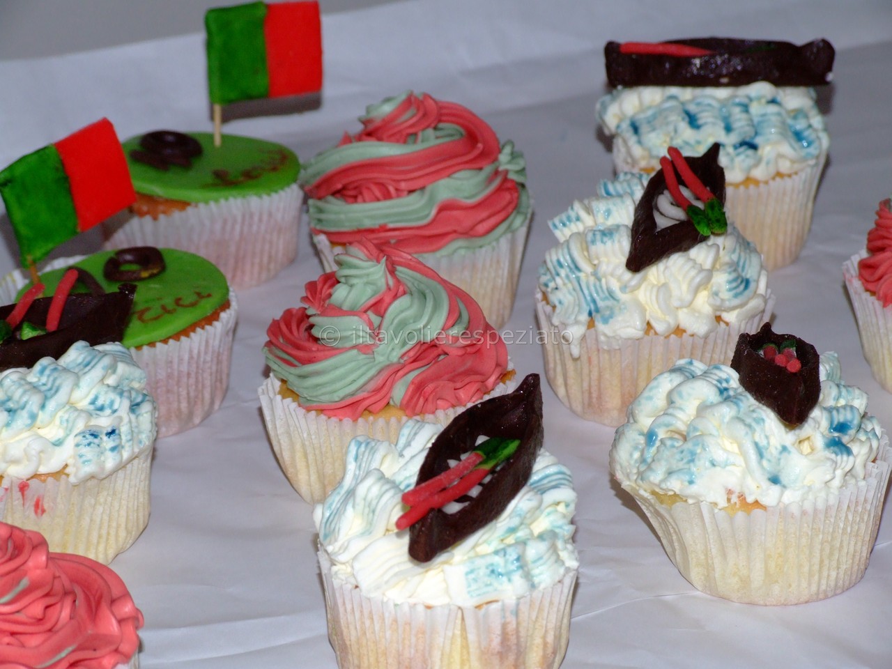 Queste cupcakes alla vaniglia, sono state realizzate per festeggiare gli equipaggiamenti della Borgata di Lerici per il Palio del Golfo di La Spezia. Su alcune sono state riprodotte con cioccolato plastico, le barche con remi, adagiate su un mare azzurrin