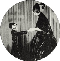 Le logo de la maison Lanvin est inspiré d'une photo de 1907 qui montre Jeanne et Marguerite lors d'un bal costumé (p.107)