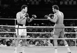 "The Rumble in the Jungle" opposant Mohamed Ali et George Foreman pour le titre de champion du monde poids lourds de boxe anglaise (1974).
