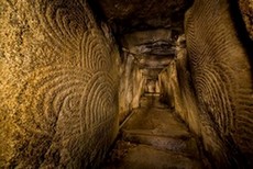 "La pierre était couverte de lignes ondulées, comme si l'océan avait décalqué ses vagues sur le granit." (p.52)