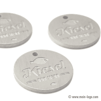 Individuelle Logo Anhänger aus Edelstahl. Logo geprägt, silber matt, gebürstet.