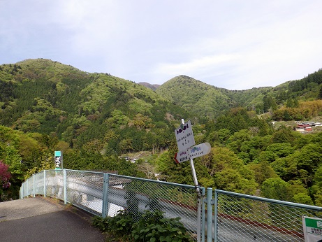 杉平バス停15:02から下山してきた山を望む