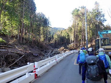 昨秋の台風被害の沢沿いの県道
