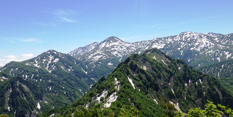 鬼ヶ面山から鋸岳奥は焼山左に噴煙が