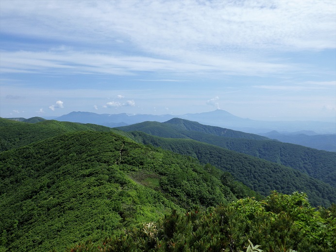 遠く秋田駒ヶ岳から岩手山