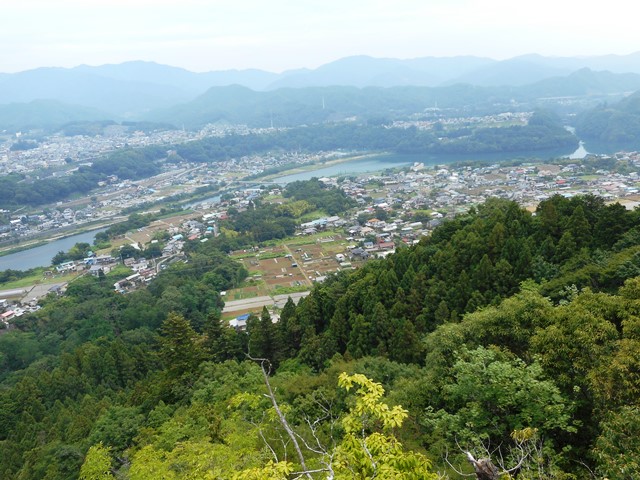 ヤセ尾根固定ロープセットし眼下に目をやる10･24