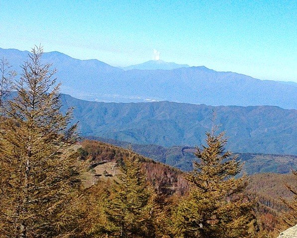 入笠山8.54 噴煙を上げる御嶽山