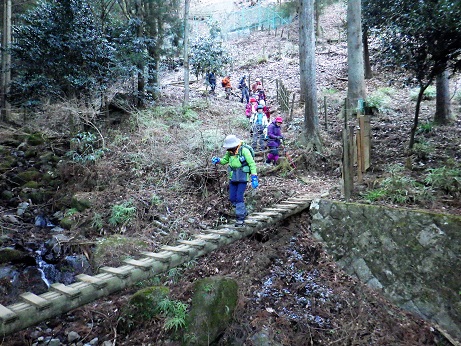 日向ふれあい学習センター跡、脇の沢に架かっていた橋15:26