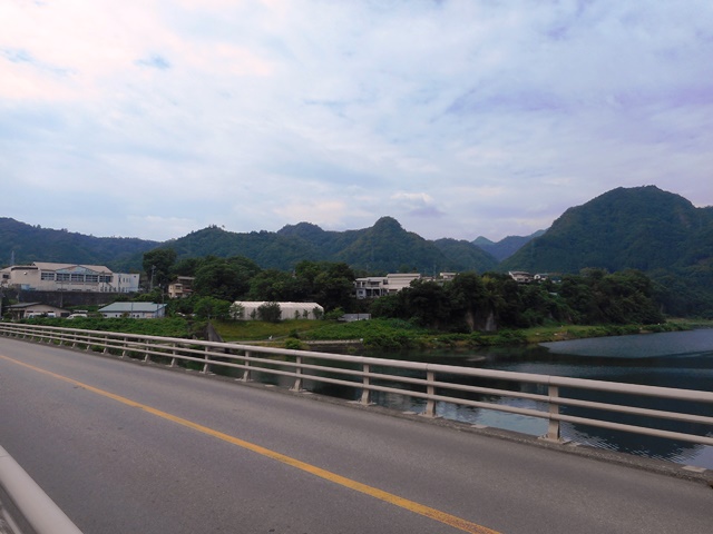 桂川橋から鶴島金毘羅山