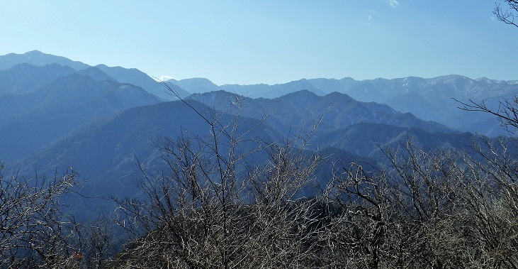 丹沢山塊は白く