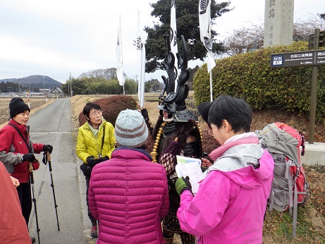 本多忠勝の甲冑装束を装着した若者と談笑