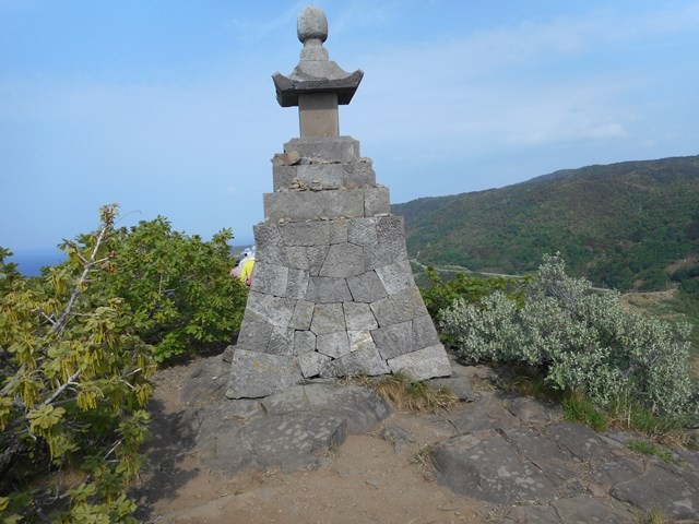 頂上の石塔