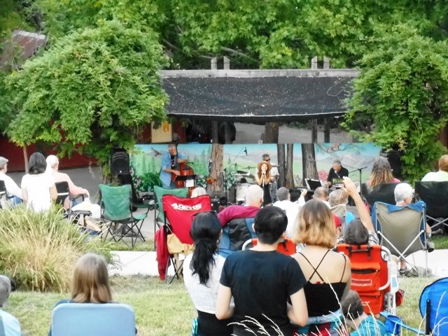 公園ではバンド演奏