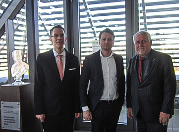 Prof. David Matusiewicz (Mitte) zusammen mit Prof. J. Zerth, links und dem Vorstand der Novitas BKK, Reiner Geisler.