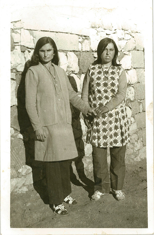 1973, Soldan sağa: Fidan Dapar (Umurhan), Besey Sünbül (Dapar)