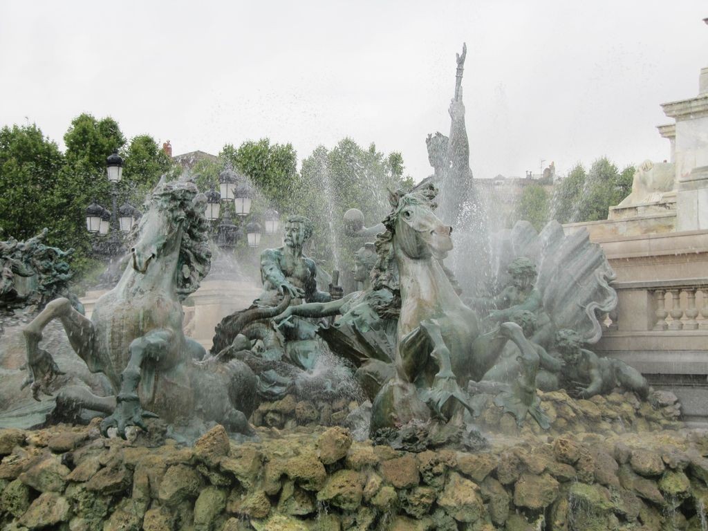 BORDEAUX - LE MONUMENT AUX GIRONDINS place des quinconces