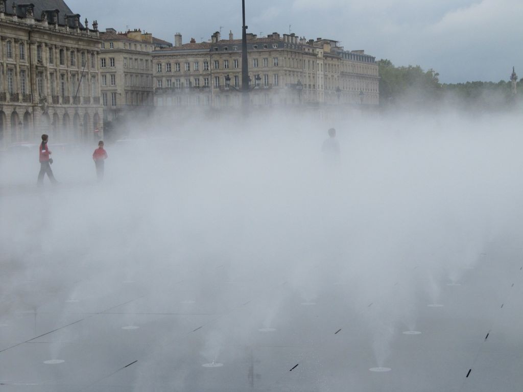 LE MIROIR d'EAU le brouillard est dense