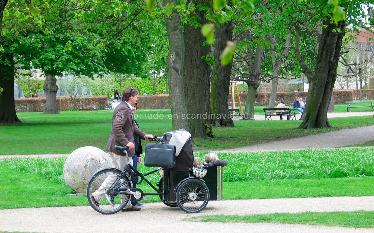 Le triporteur à tout faire, même transporter les enfants.