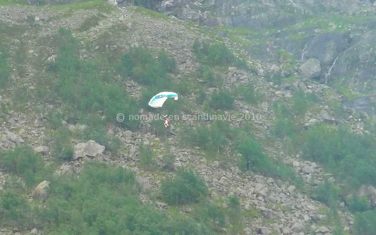 Les parachutistes sautent de près de 1000 m