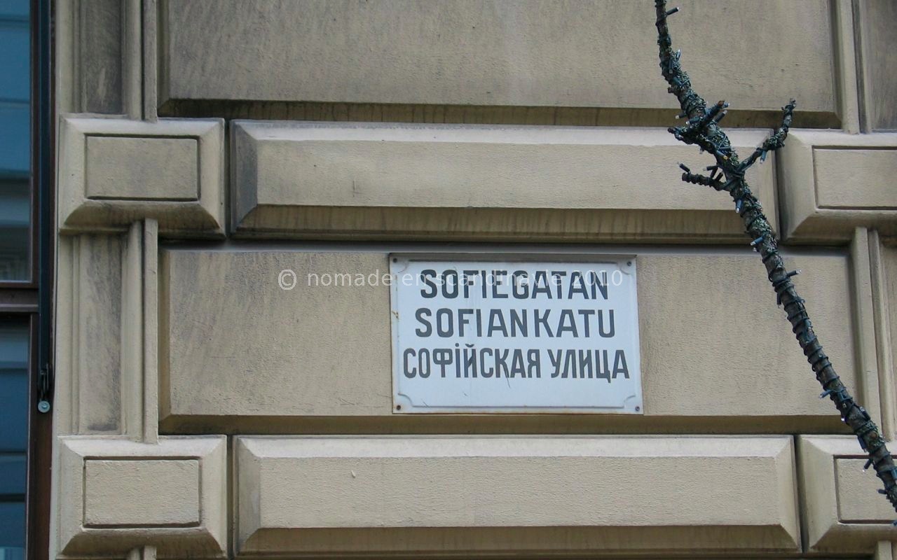 Certains noms de rue sont répétés en finnois, en suédois et en russe.