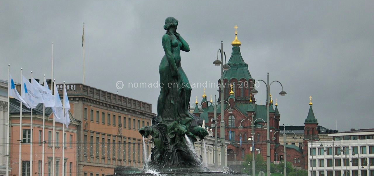 Helsinki, Statue d'Havis Amanda, au fond la cathédrale orthodoxe Ouspenski